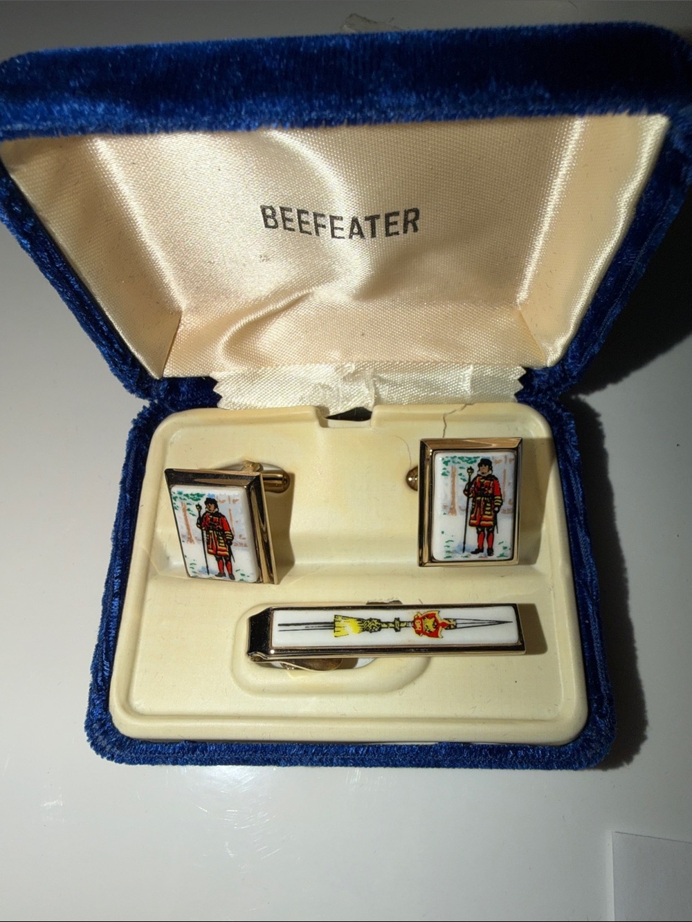 Beefeater Cufflinks bone porcelain China and gold tone cufflinks andTie Clip Set